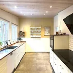 Spacious Near And Nature Semesterbostad